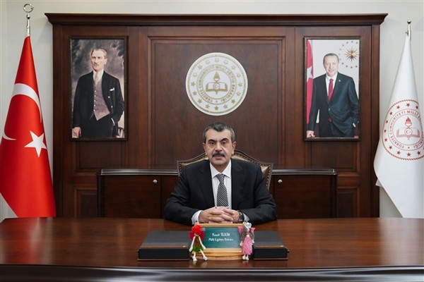 Bakan Tekin, Geleceğin Yazarları Projesi İl Fuarı'na katıldı